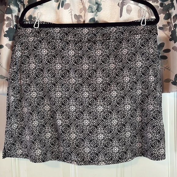 Elegant Black and White Patterned Skirt - Picture 3 of 3